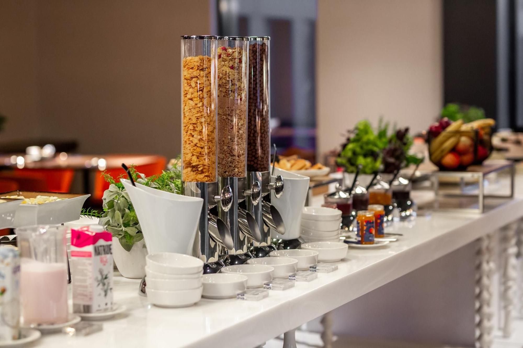 Movenpick Hotel Талин Екстериор снимка
